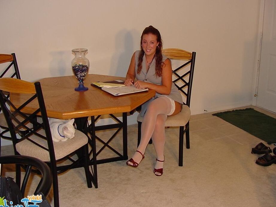 16P adolescente Cynna Lynn chega em casa da entrevista de empregoUpskirt