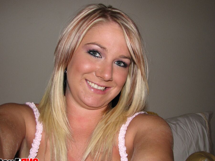 12P Loira com tesão Austin tira selfies de seus seios empinados e buceta raspada