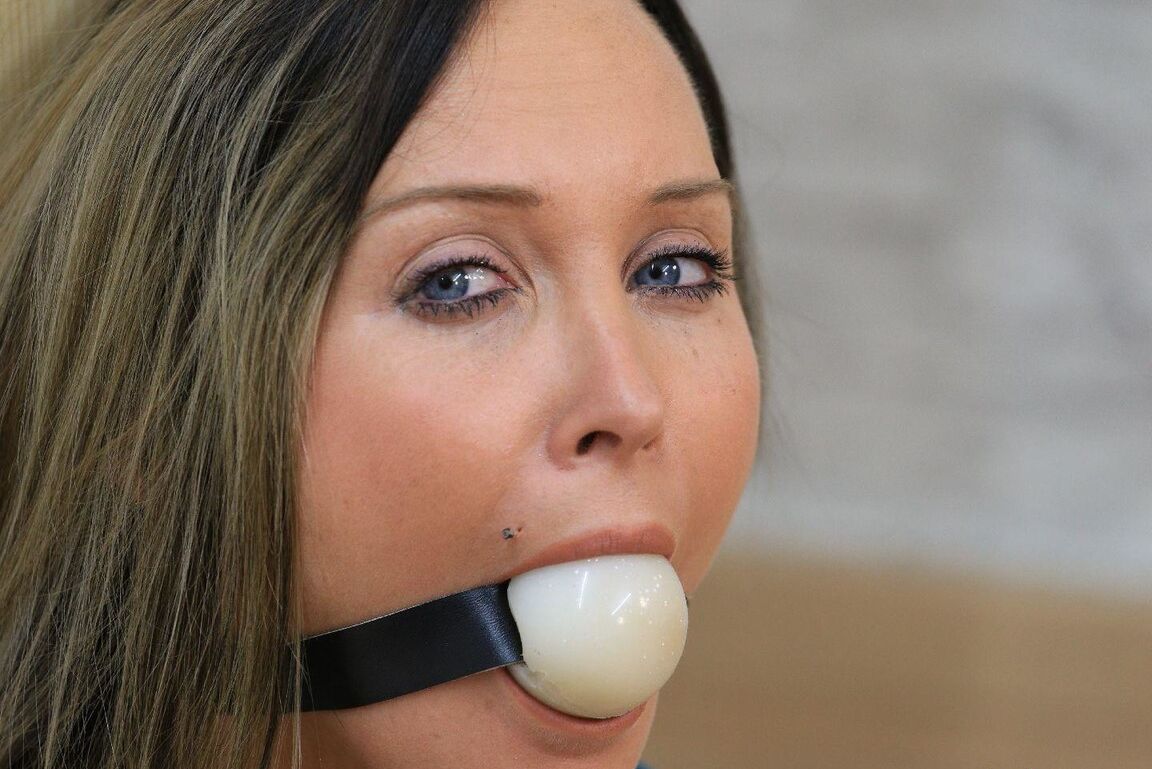 16P Sexy gefesselte Mädchen Kathleen hilflos auf dem Scheiterhaufen