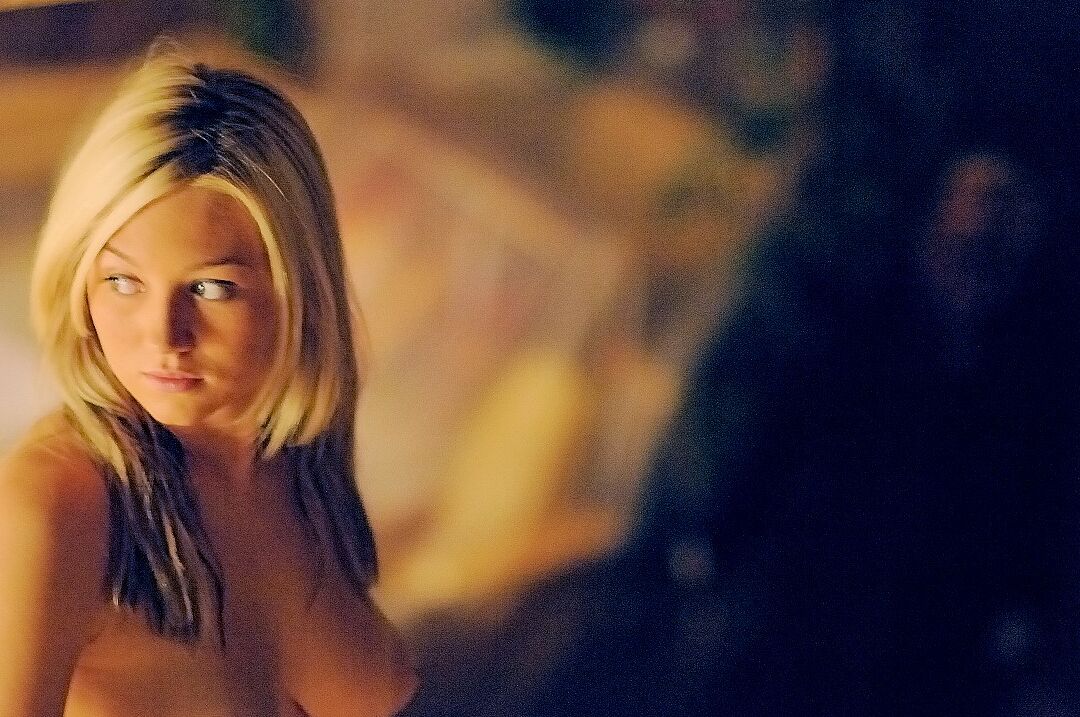 21P Caliente amateur Alison se pela