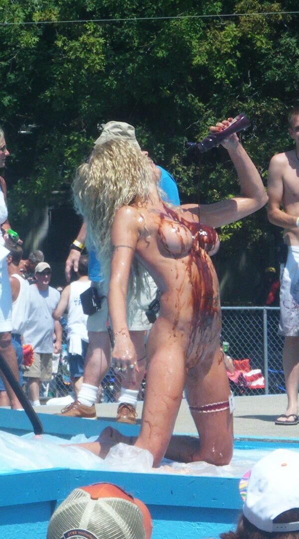 12P Naked strippers showing off on an outdoor stage