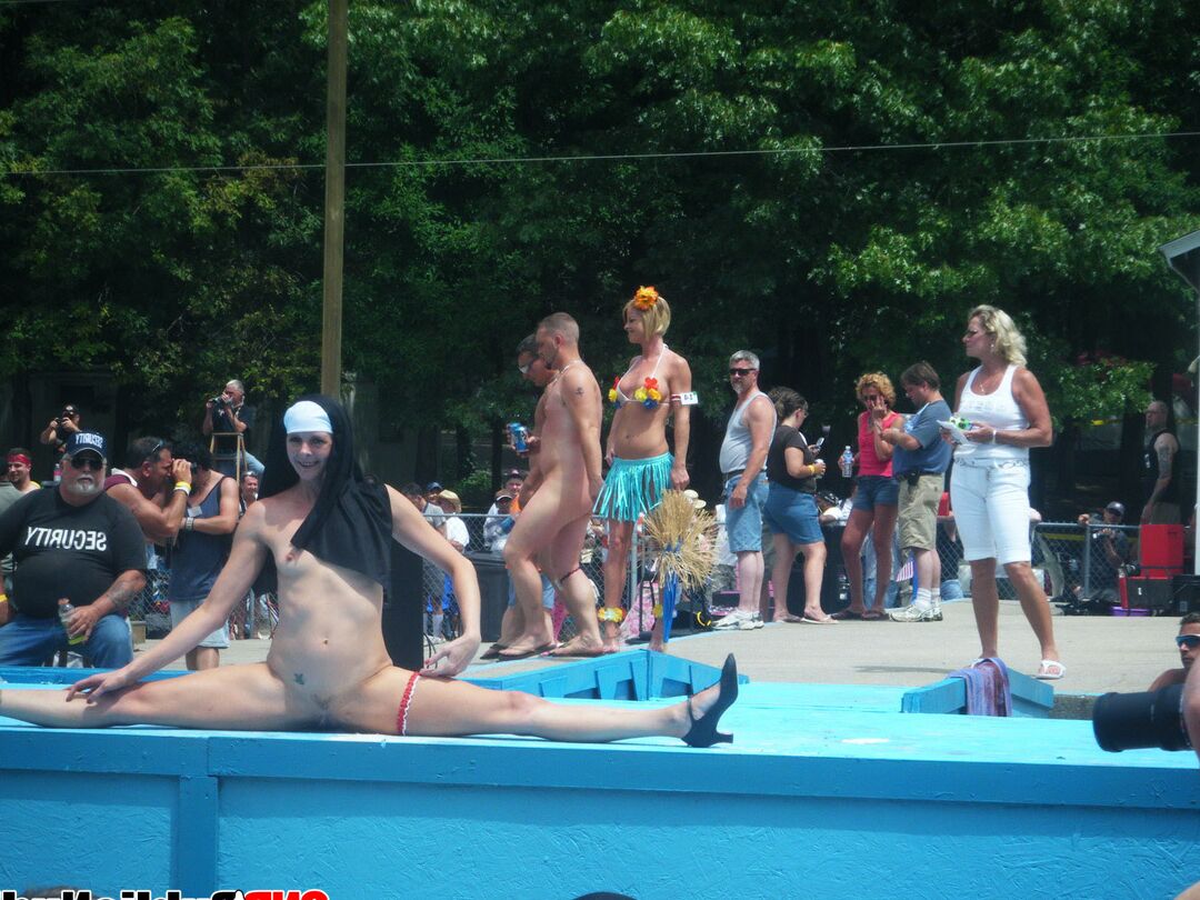 12P Naked strippers showing off on an outdoor stage
