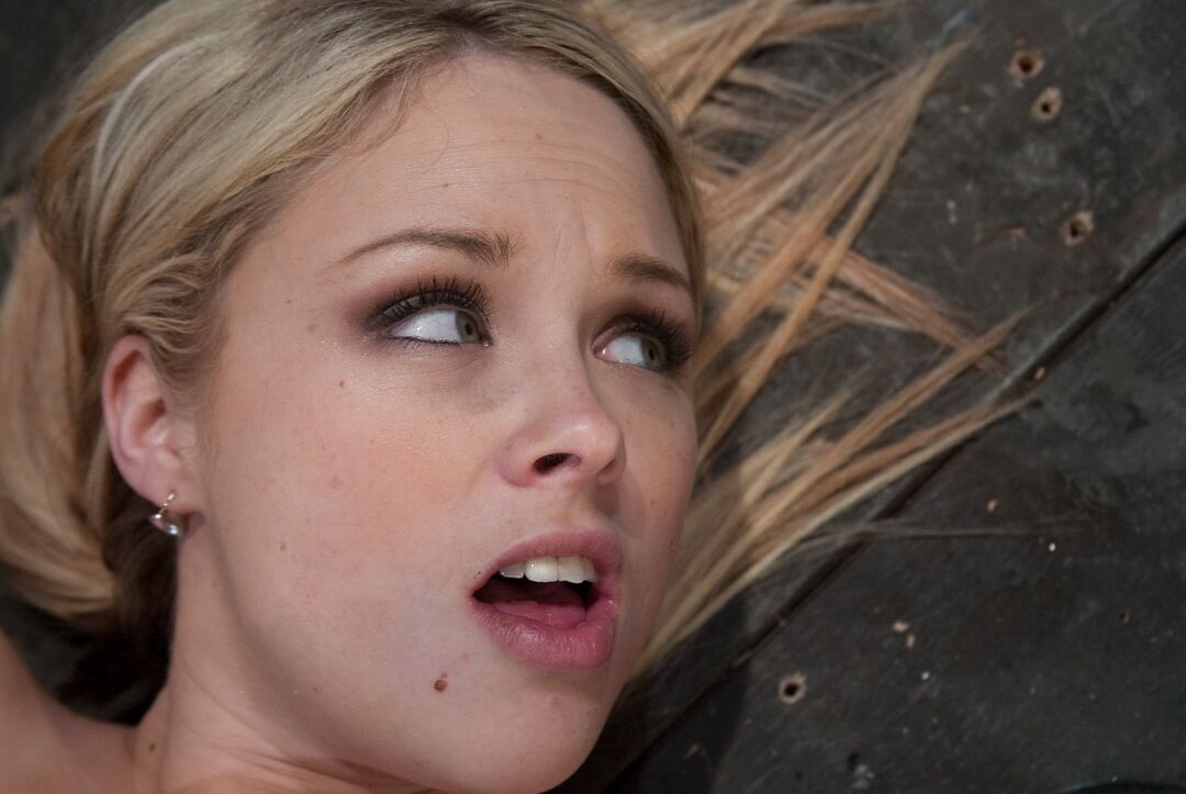 20P Nena rubia Katie Kox abusada de sus enormes tetas