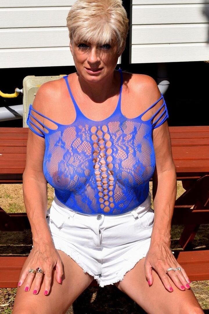 16P La rubia mayor Dimonty luce el pelo corto mientras expone sus grandes tetas y su coño