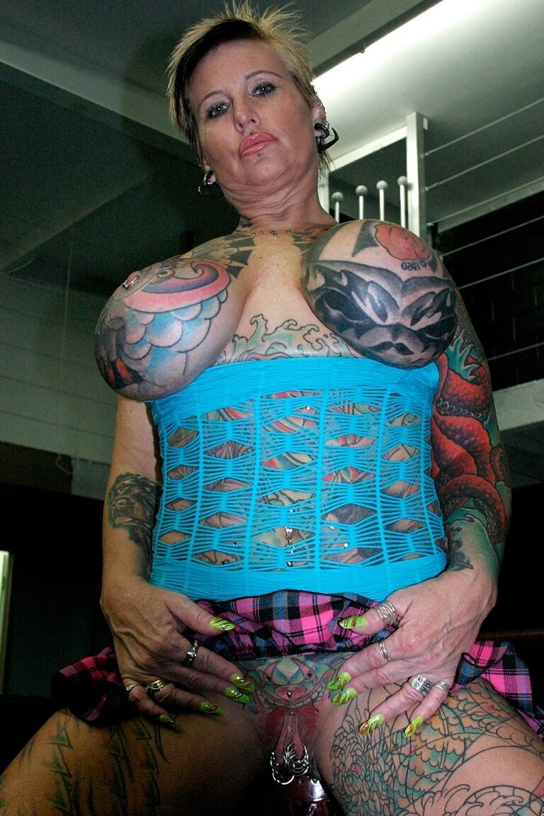 21P Blackwidow XXX, grosse et fortement tatouée, chevauche une bite monstrueuse en jouant au billard