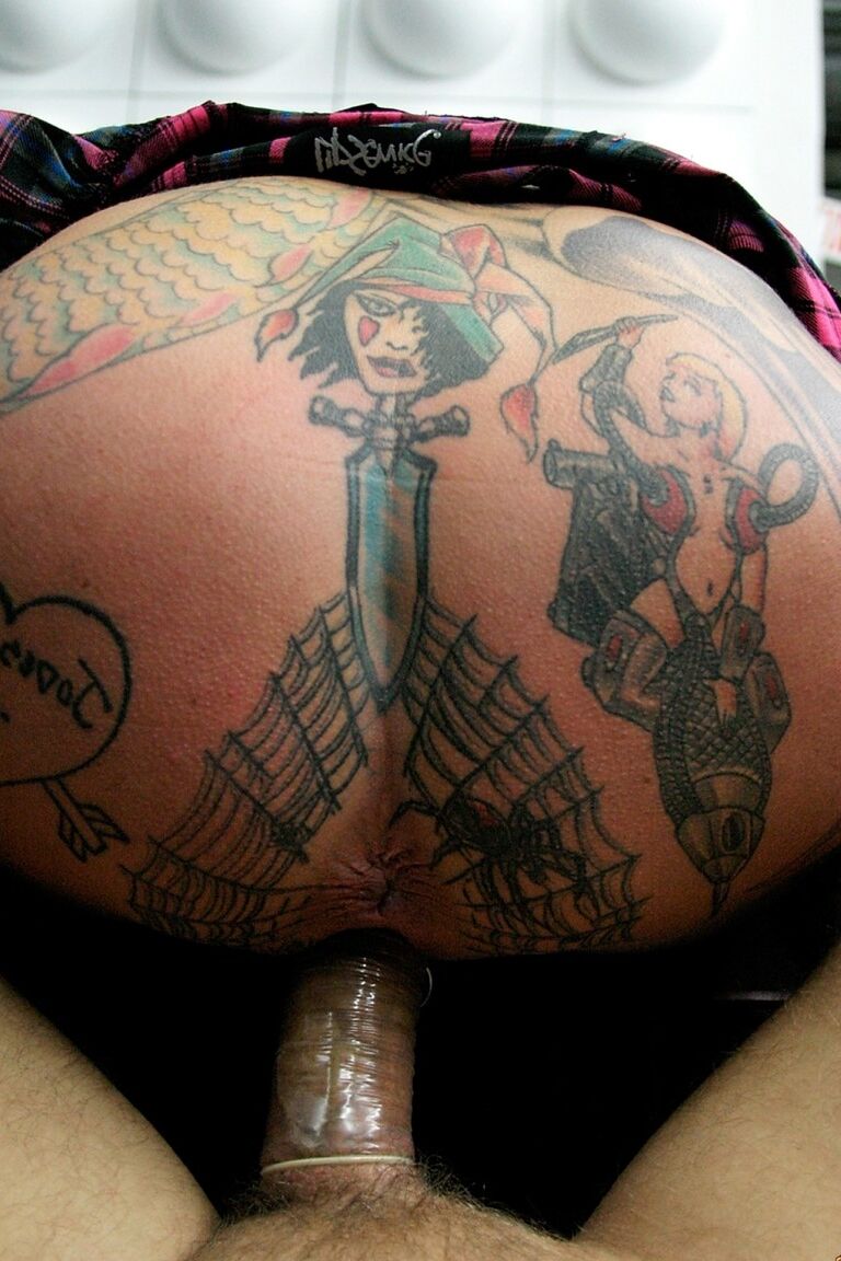 21P Blackwidow XXX, grosse et fortement tatouée, chevauche une bite monstrueuse en jouant au billard