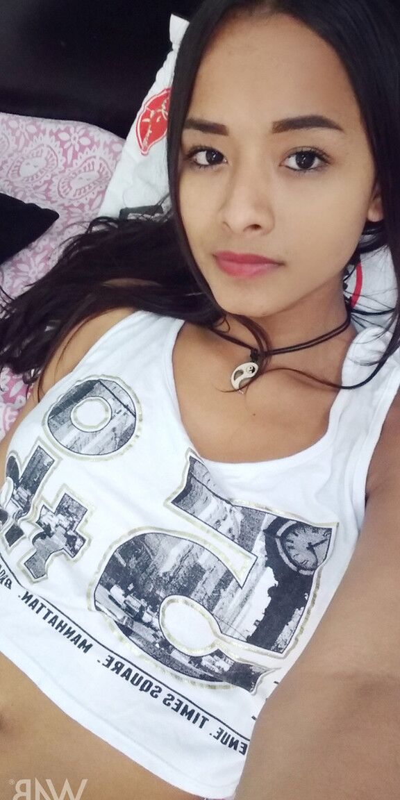 20P Maravilhosa adolescente latina Liloo tira selfies de seus peitos, buceta e pés sensuais