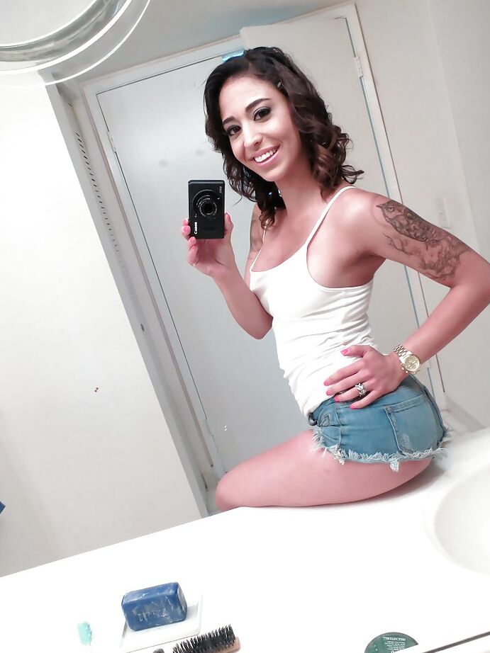 15P La morena en forma Penélope Stone se hace autorretratos increíblemente sexys