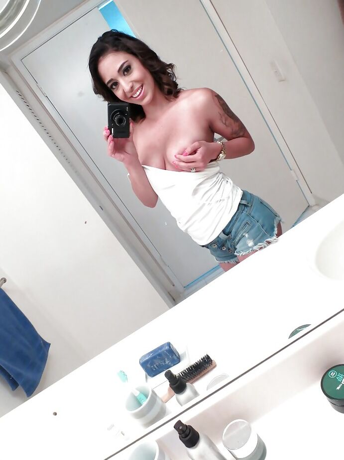 15P La morena en forma Penélope Stone se hace autorretratos increíblemente sexys