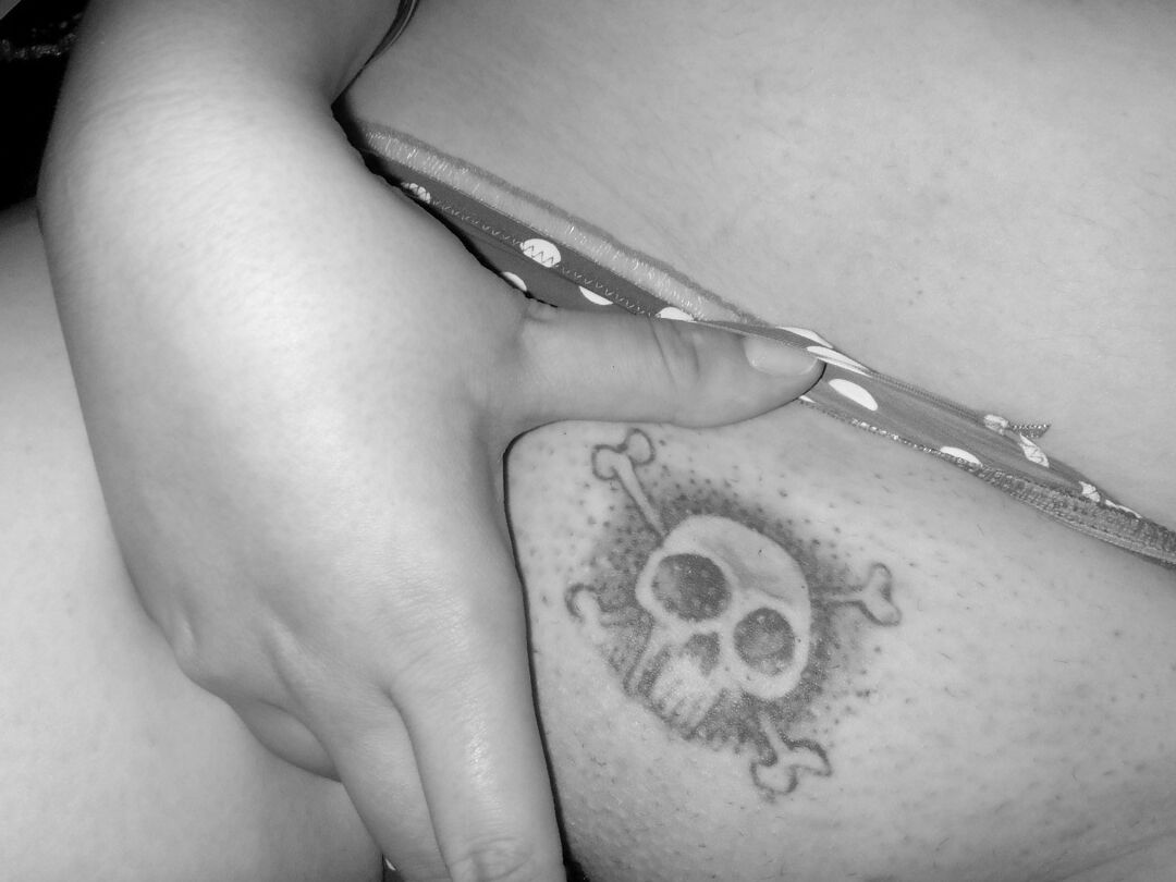 15P Suja tatuada festeira brinca com sua buceta molhada