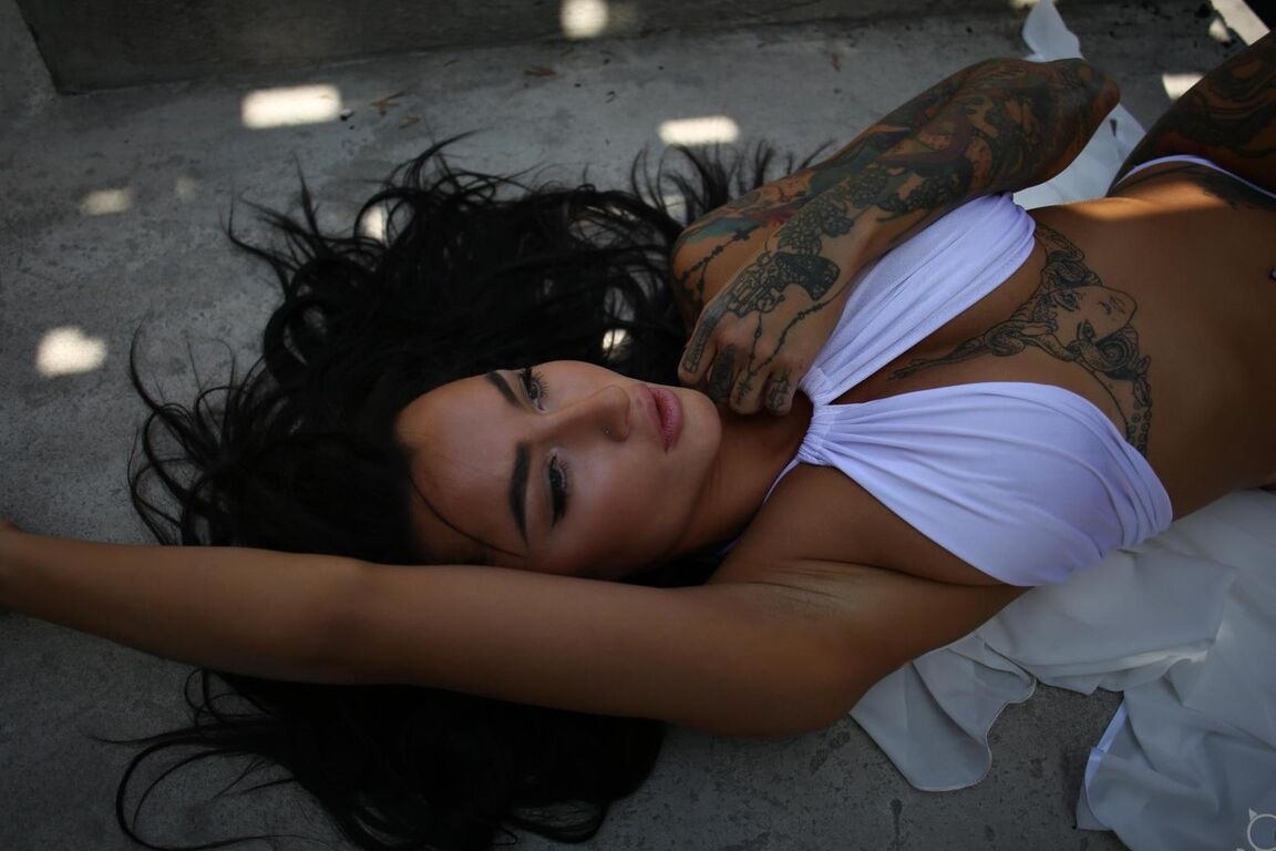 21P A fantástica modelo de cabelos negros LeeQ revela seus grandes juggs e corpo tatuado