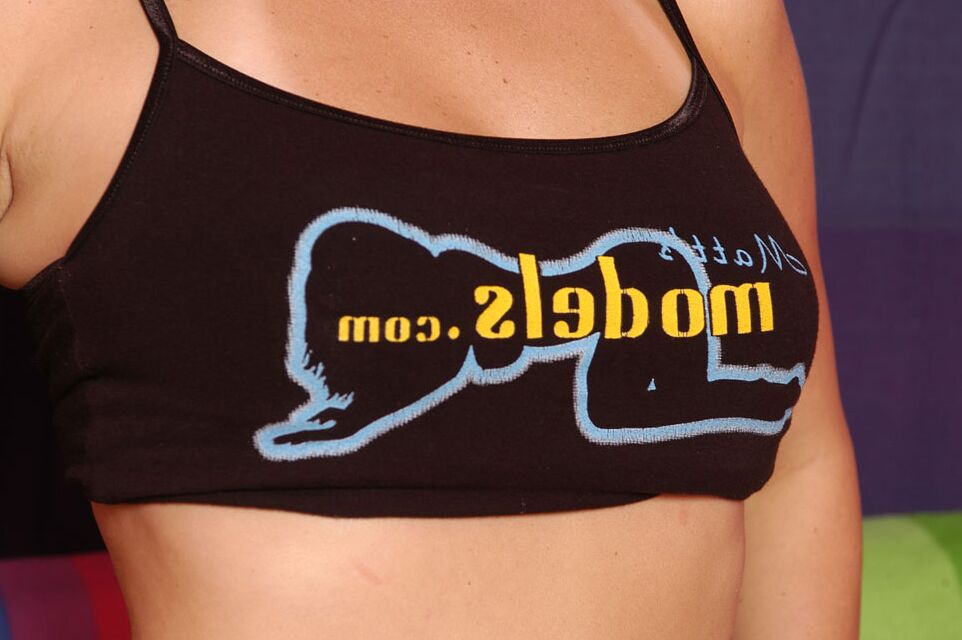 16P 素敵な十代のチェルシーは、さらに素晴らしいおっぱいとピアスの乳首をシャツから解放します
