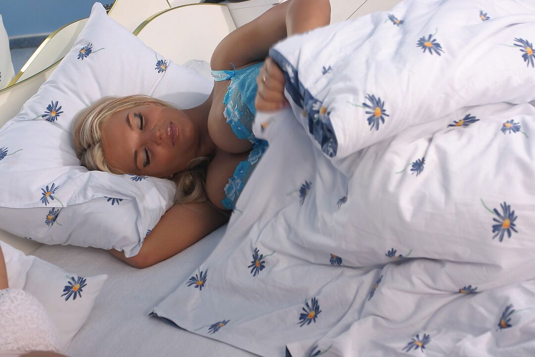 16P Marysia Taktak et Ines Cudna, femmes aux gros seins, ont des relations sexuelles lesbiennes sur leur lit.