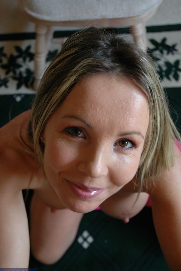 16P Rubia tentadora mostrando sus grandes tetas redondas y su coño atractivo