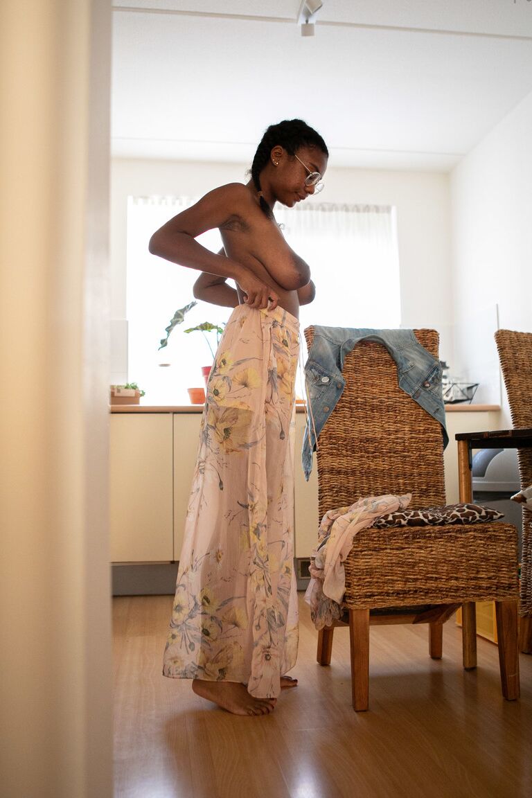 21P Adolescente Ebony com uma bunda doce e peitos grandes Selena D veste um vestido branco