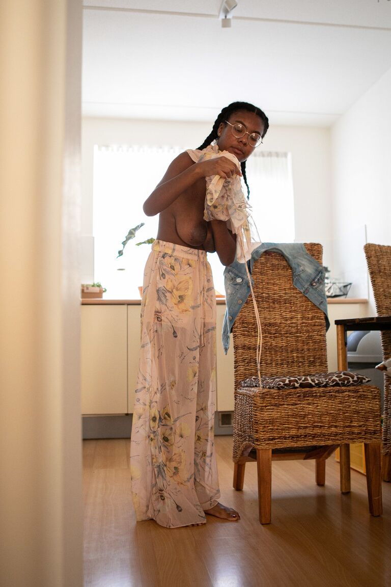 21P Adolescente Ebony com uma bunda doce e peitos grandes Selena D veste um vestido branco