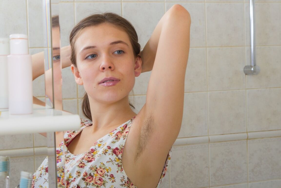 16P La fille solo Agneta dévoile ses énormes seins flasques et son castor mouillé sous la douche
