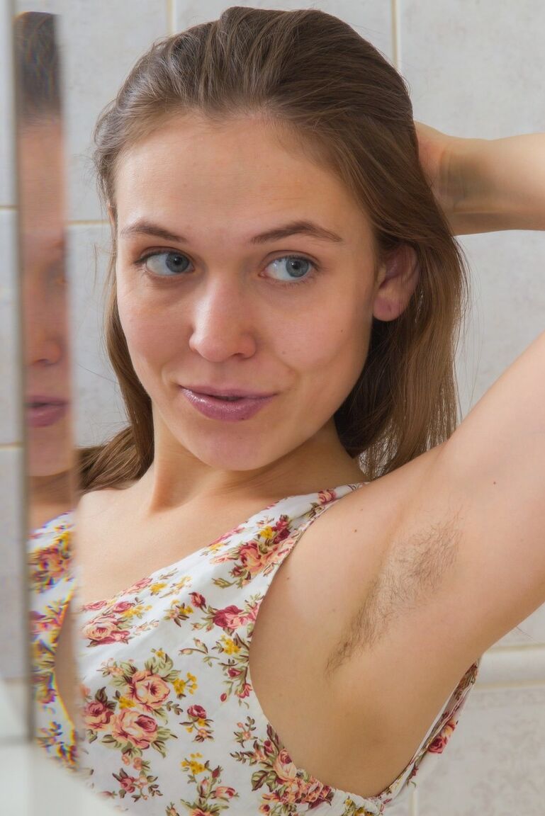 16P La fille solo Agneta dévoile ses énormes seins flasques et son castor mouillé sous la douche