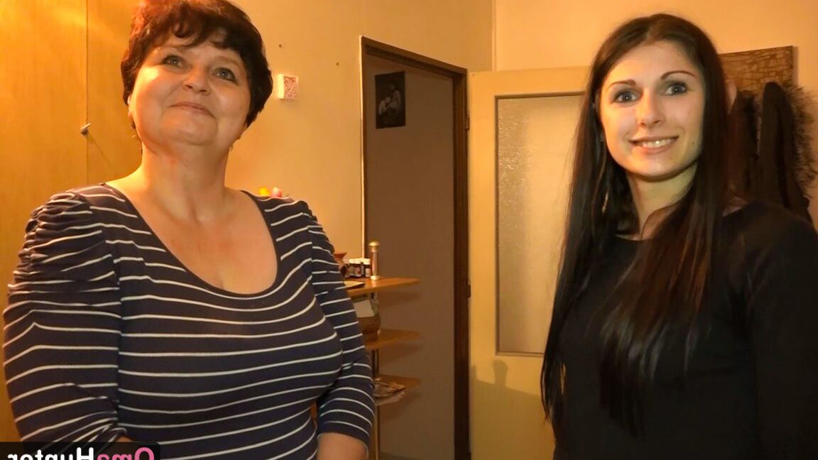 16P Oma Hunter BBW granny is enjoying with toy