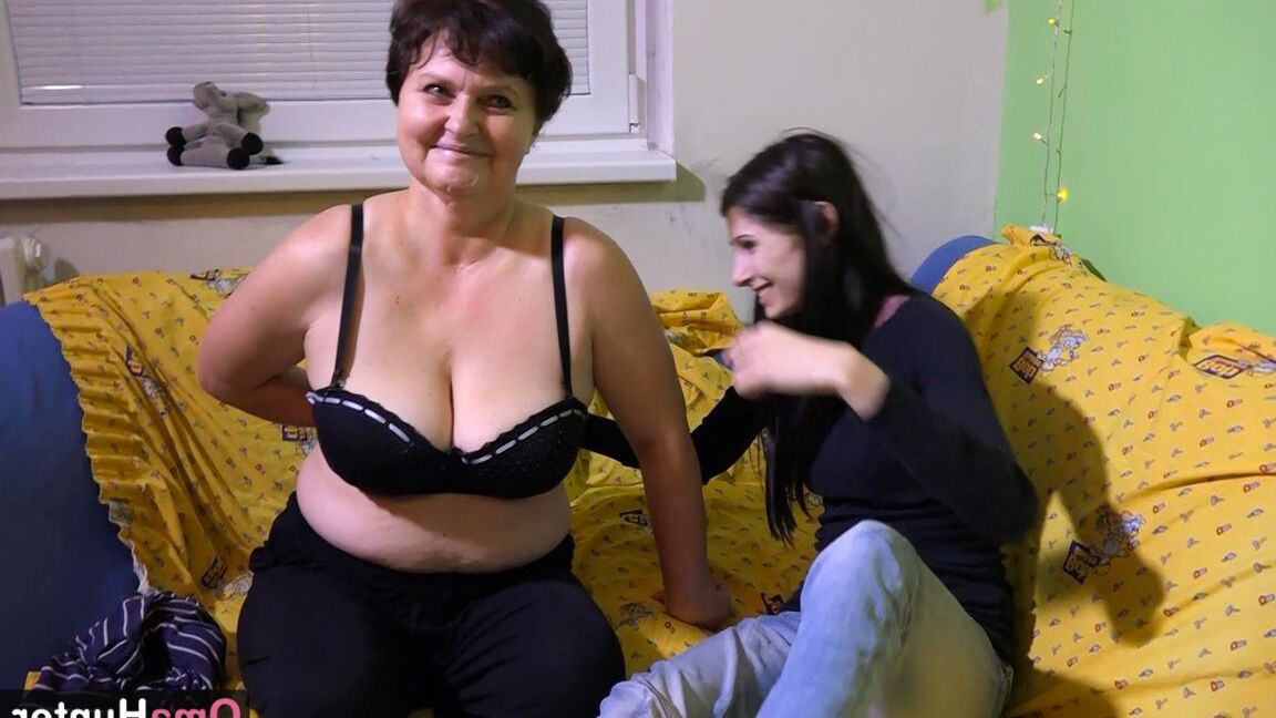 16P Oma Hunter BBW granny is enjoying with toy