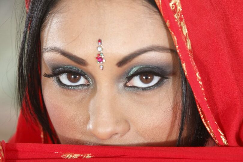 16P Hot MILF Priya Anjeli Rai revelando seus peitos grandes e redondos e fenda suculenta