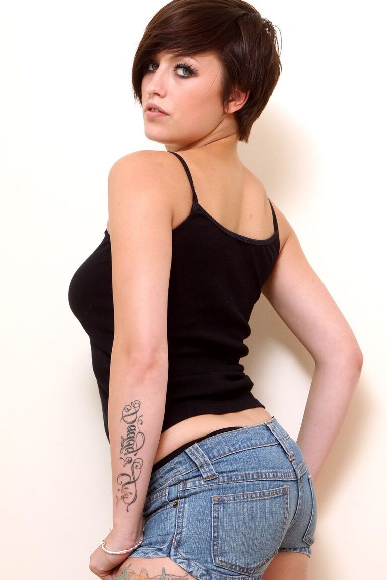 21P ショートヘアのガールフレンドのナタリーがソロで巨乳と丸いお尻を露出