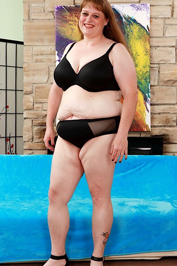 16P Sexy regordeta se quita la ropa interior y muestra sus jugosas tetas y su gordo coño