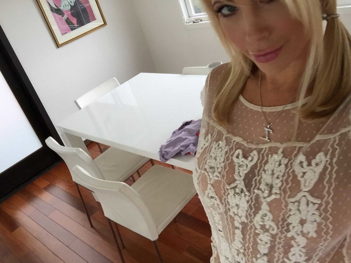 21P A famosa pornstar Tasha Reign aperta seus peitos grandes enquanto tira fotos no espelho