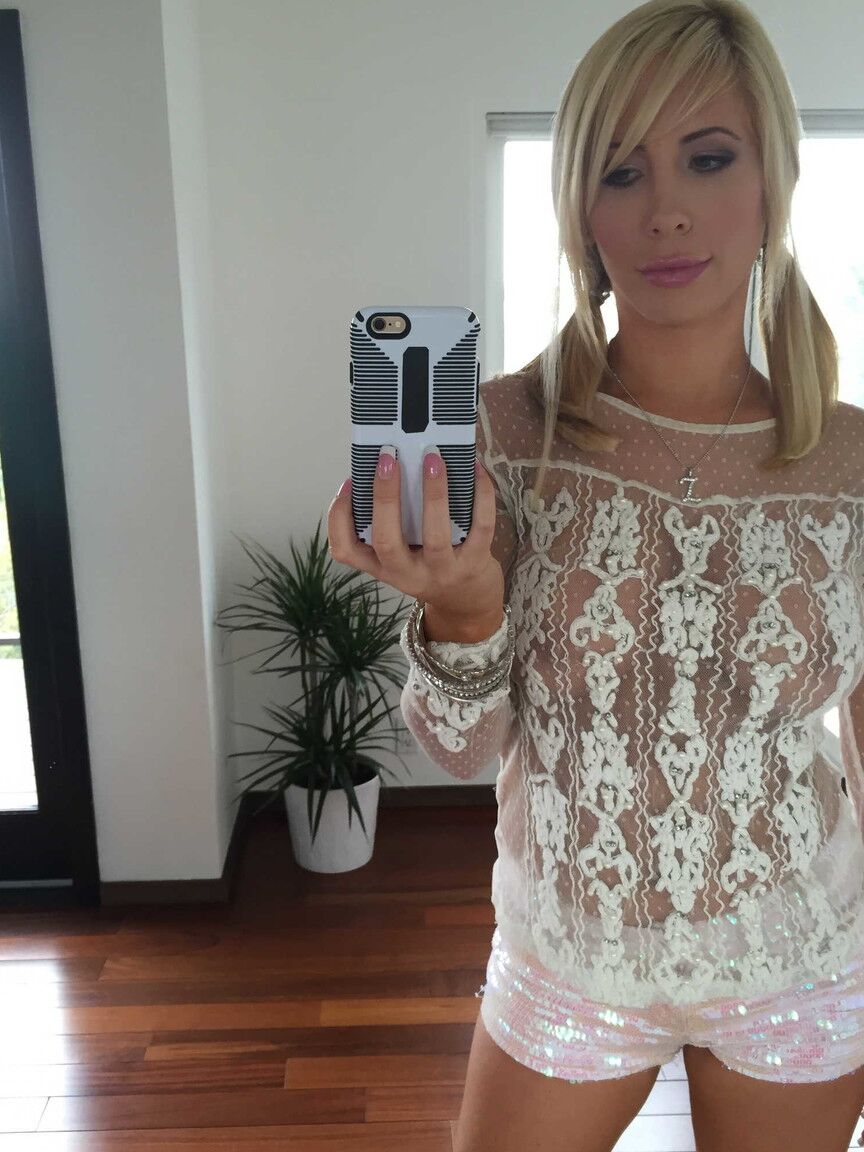 21P A famosa pornstar Tasha Reign aperta seus peitos grandes enquanto tira fotos no espelho