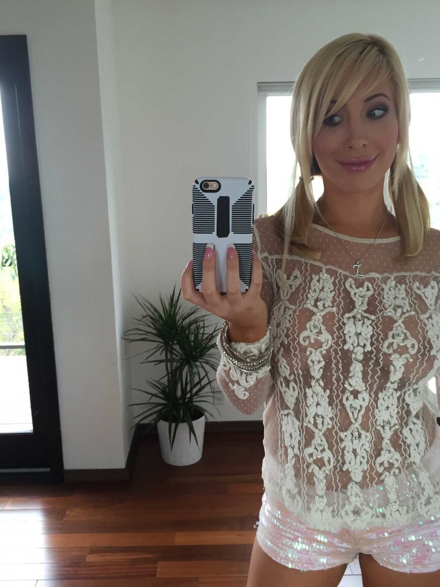21P A famosa pornstar Tasha Reign aperta seus peitos grandes enquanto tira fotos no espelho