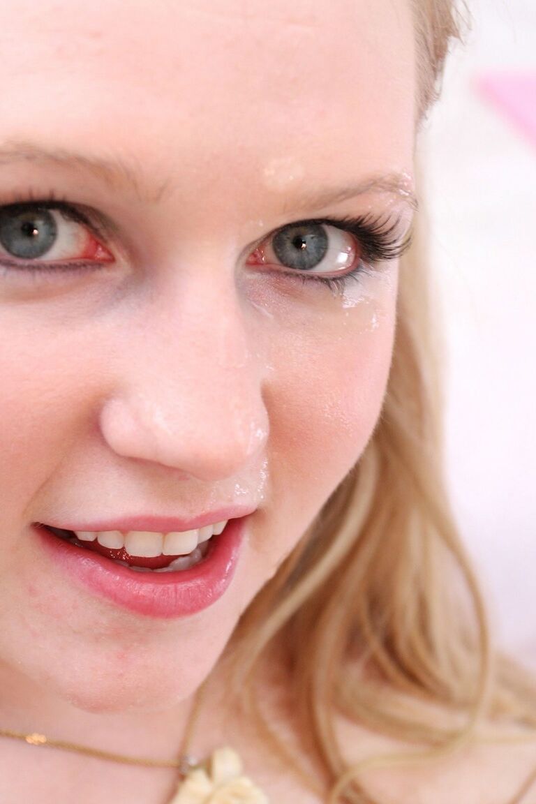 17P La adolescente de ojos azules Laci Laine mama una polla gorda y disfruta del facial