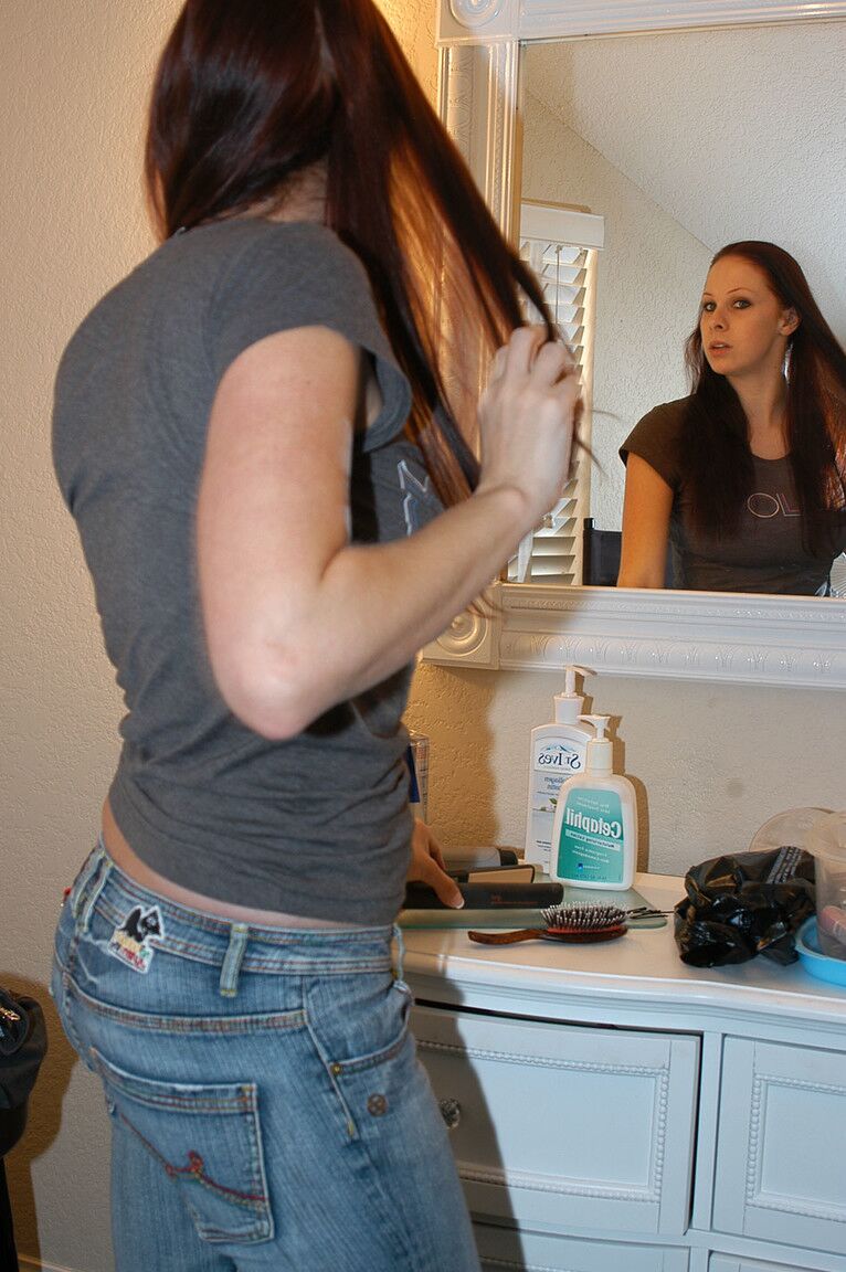17P Redhead mature Gianna Michaels shows her big breasts and round butt