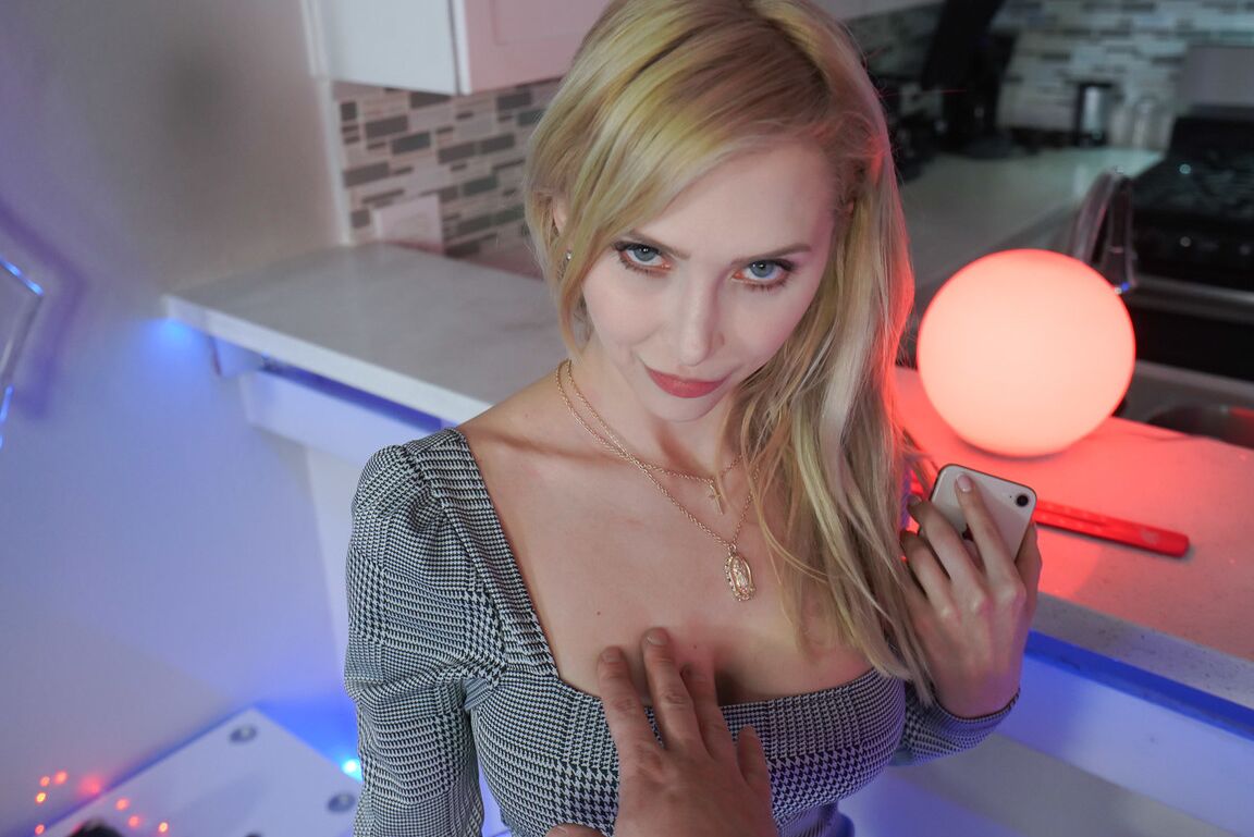 21P Madrasta loira Alix Lynx transando com seu enteado pendurado
