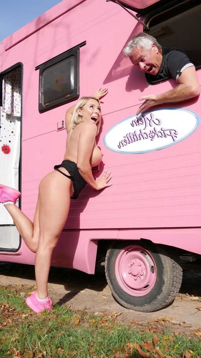 20P Estrella porno alemana tiene sexo en una caravana y se la mama a un viejo al aire libre