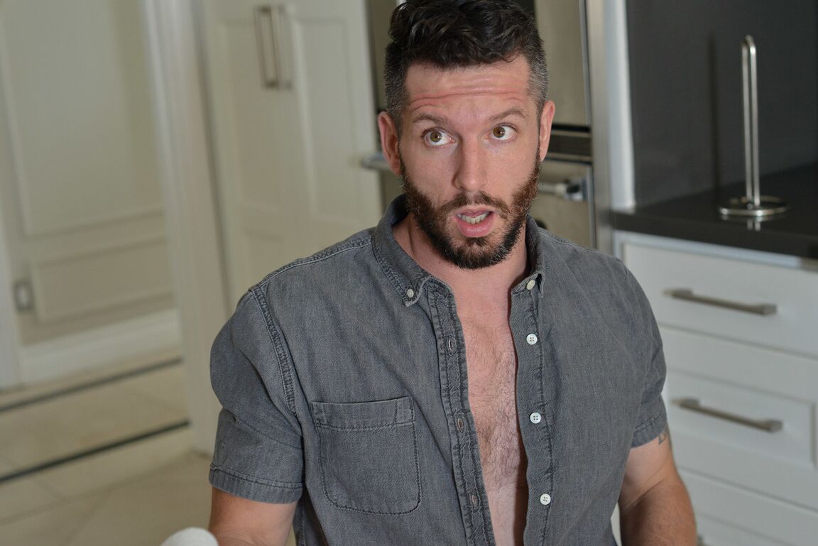 21P La atractiva MILF Cherie Deville se inclina sobre la encimera de la cocina
