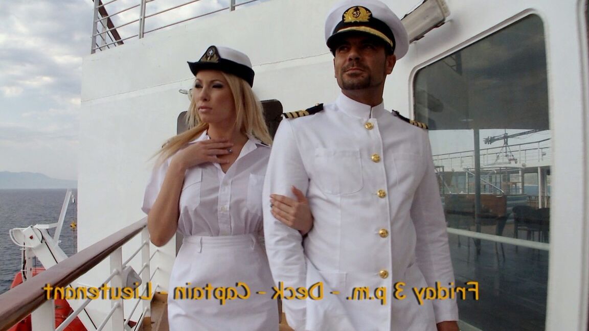 21P A marinheira loira MILF Donna Bell tem sua vulva empalhada por um capitão de barco com tesão