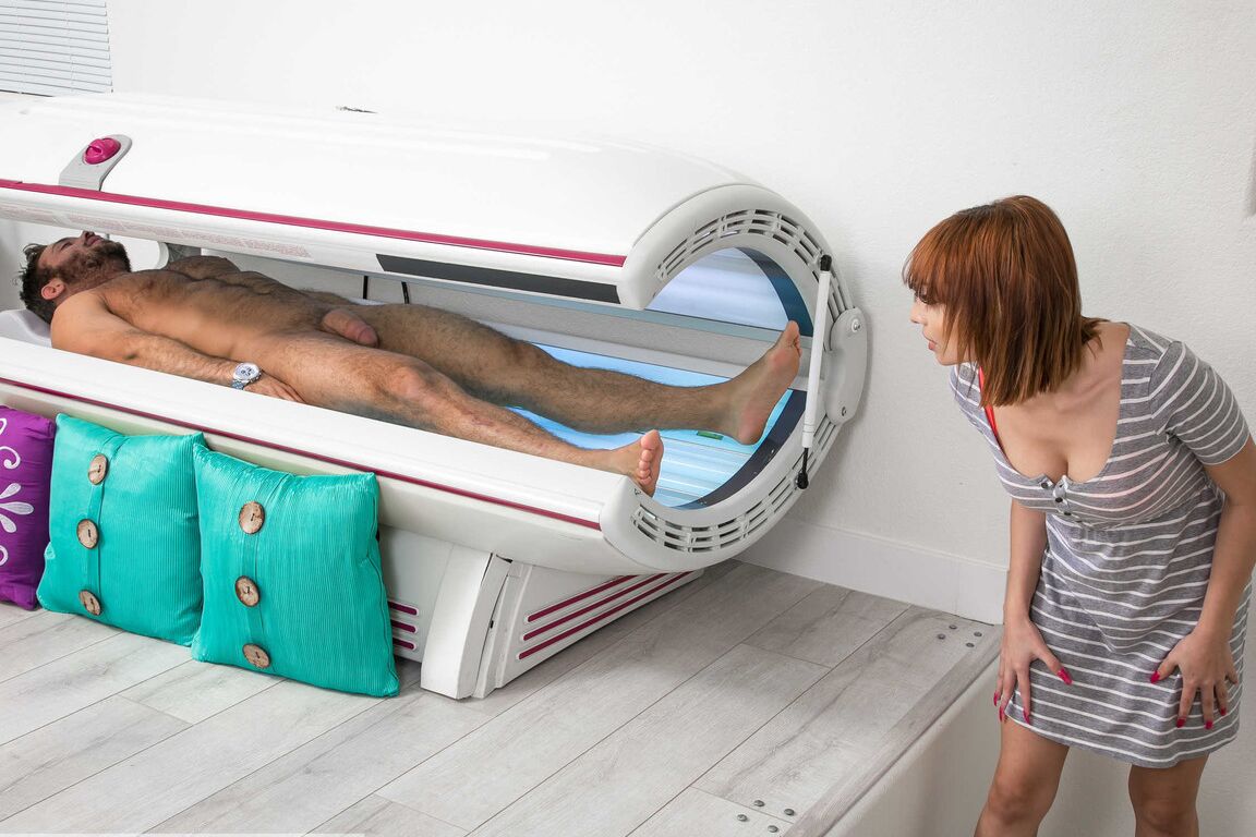21P Das dünne Mädchen Adessa Winters kniet nieder, um einen Schwanz zu lutschen, und wird im Solarium gebumst