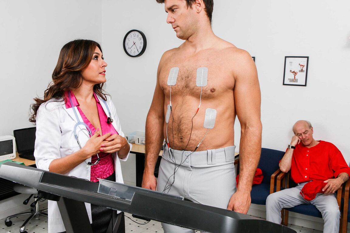 21P Raylene, infirmière aux gros seins, laisse la patiente enfoncer son pénis dans sa chatte non rasée