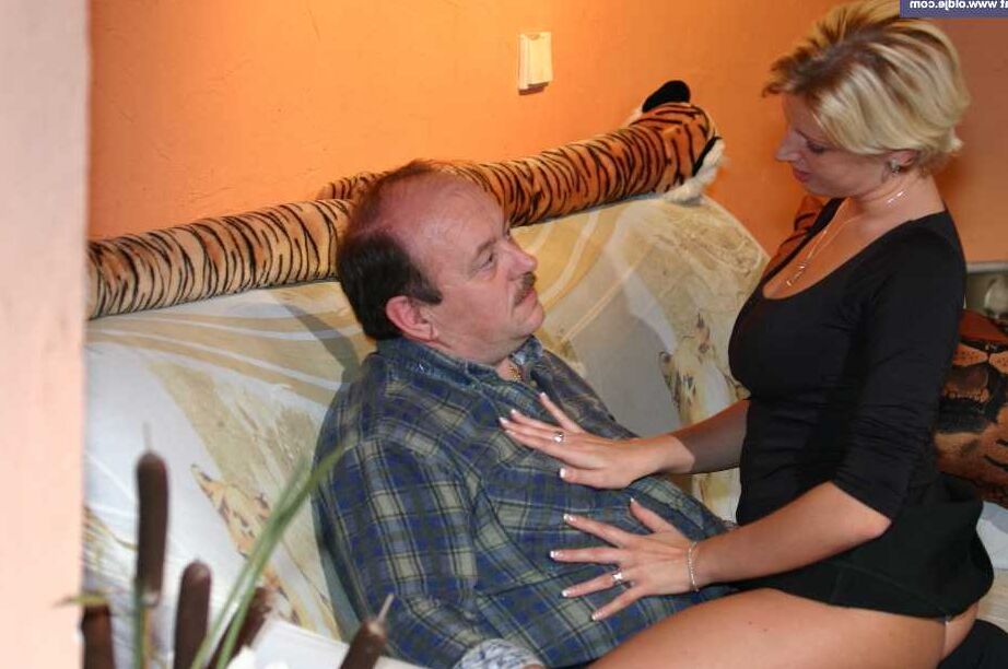 21P A jovem cuidadora loira Nadia Gold deixa um velho gozar em sua boca depois do sexo