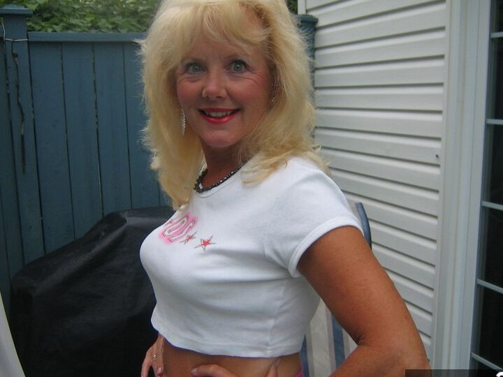 20P Die ältere blonde Amateurin Ruth entblößt ihren gebräunten, gefütterten Körper, bevor sie auf ihre Titten spritzt