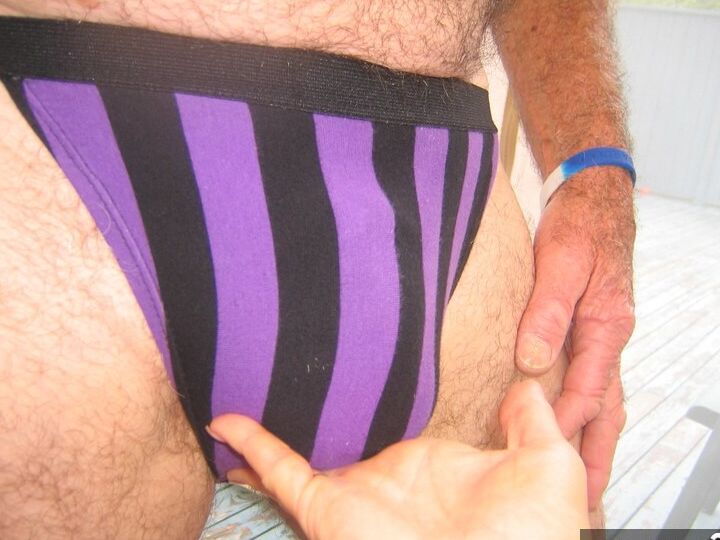 20P Die ältere blonde Amateurin Ruth entblößt ihren gebräunten, gefütterten Körper, bevor sie auf ihre Titten spritzt