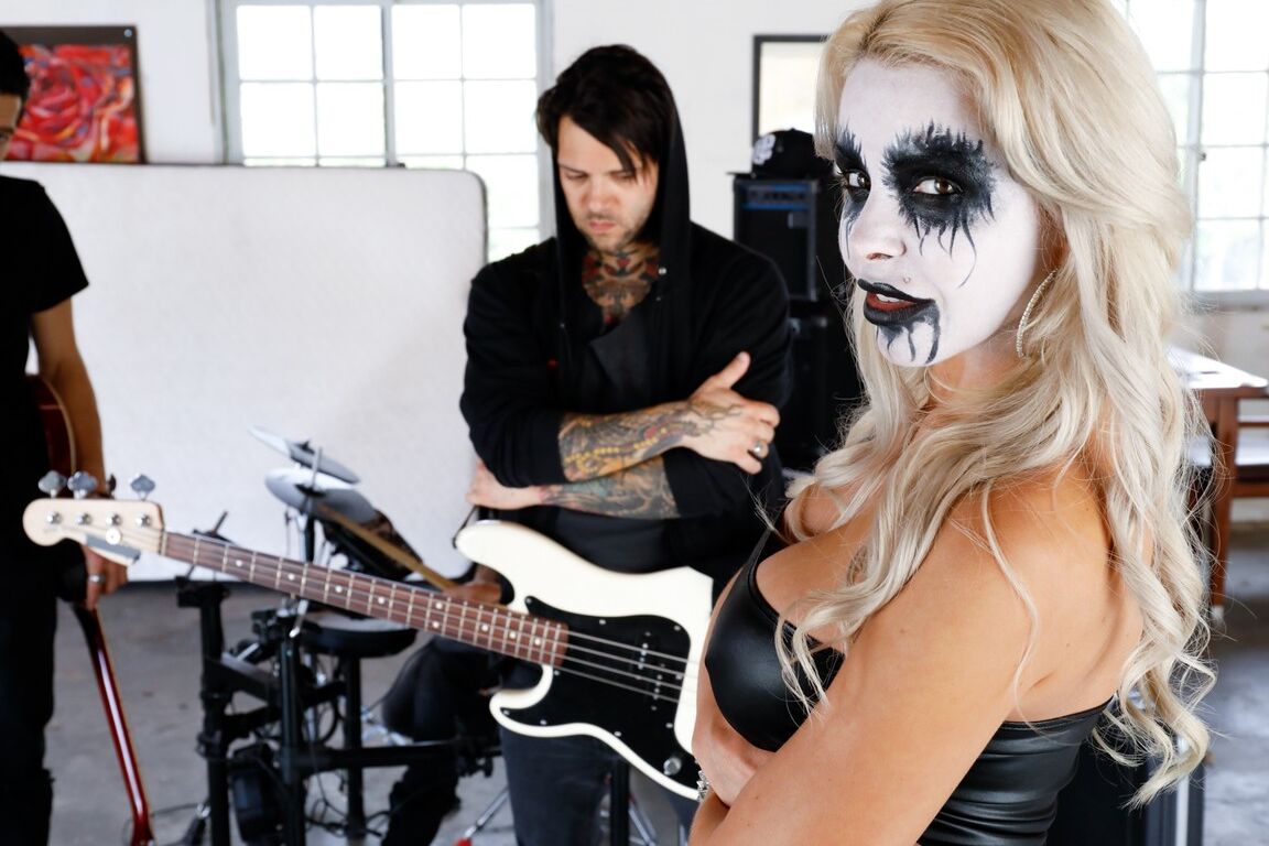18P A cantora de metal enlouquecedora Nina Elle é fodida por seus guitarristas após o ensaio