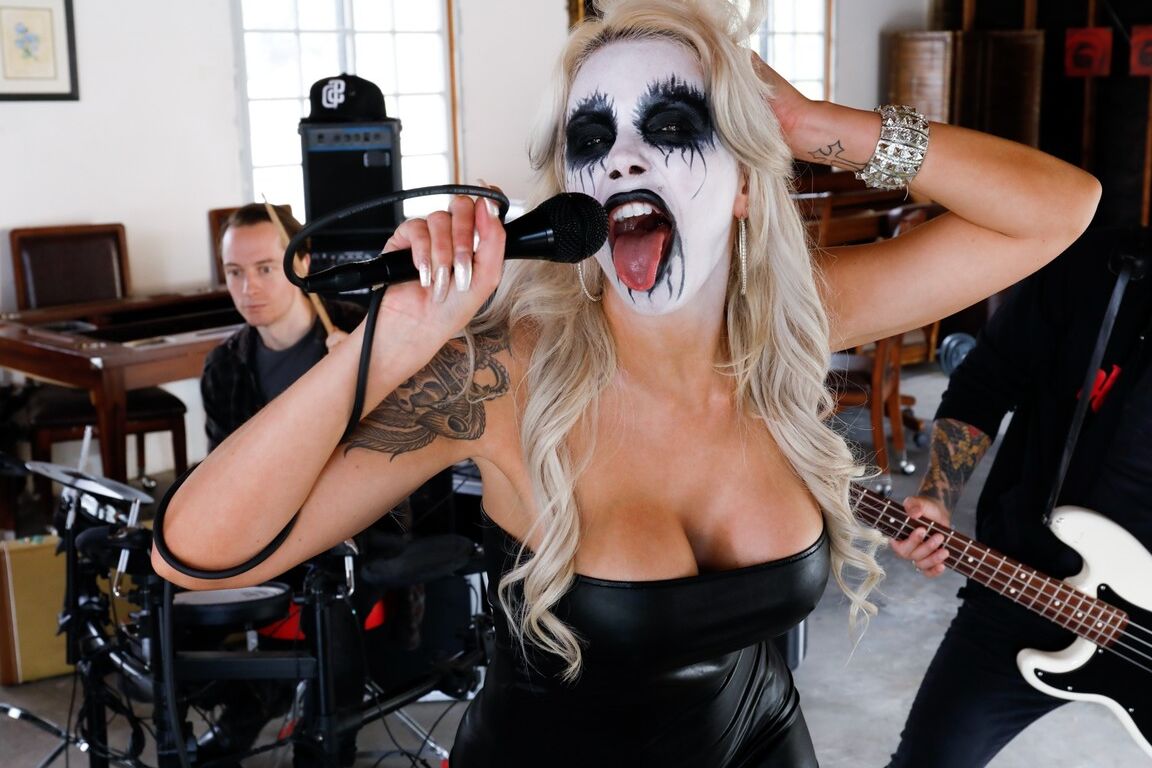 18P A cantora de metal enlouquecedora Nina Elle é fodida por seus guitarristas após o ensaio