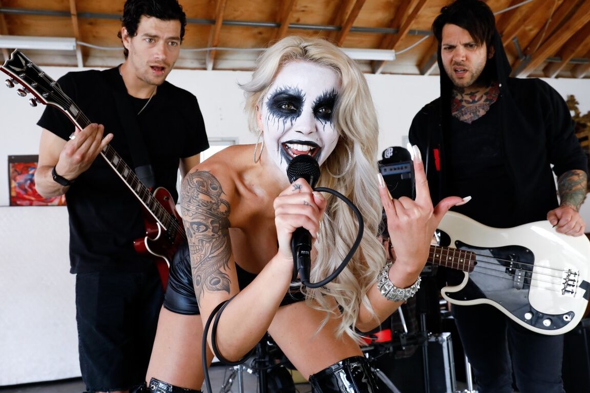 18P A cantora de metal enlouquecedora Nina Elle é fodida por seus guitarristas após o ensaio