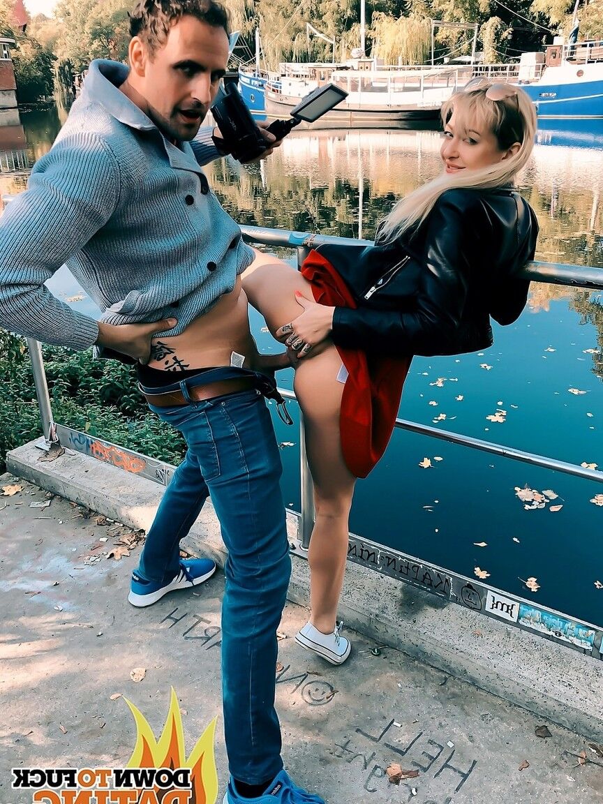 20P Lola Shine, une ado coquine à la chatte rasée, se fait baiser sur une table