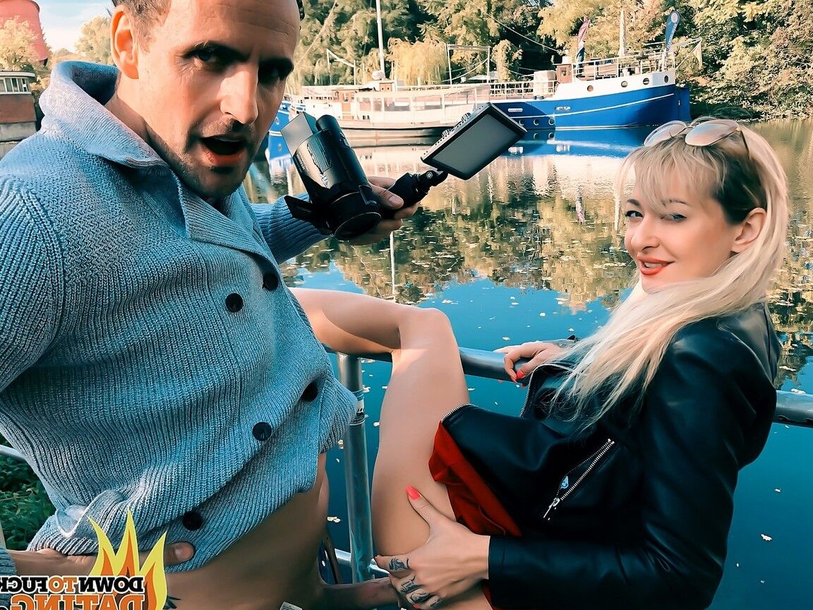 20P Lola Shine, une ado coquine à la chatte rasée, se fait baiser sur une table