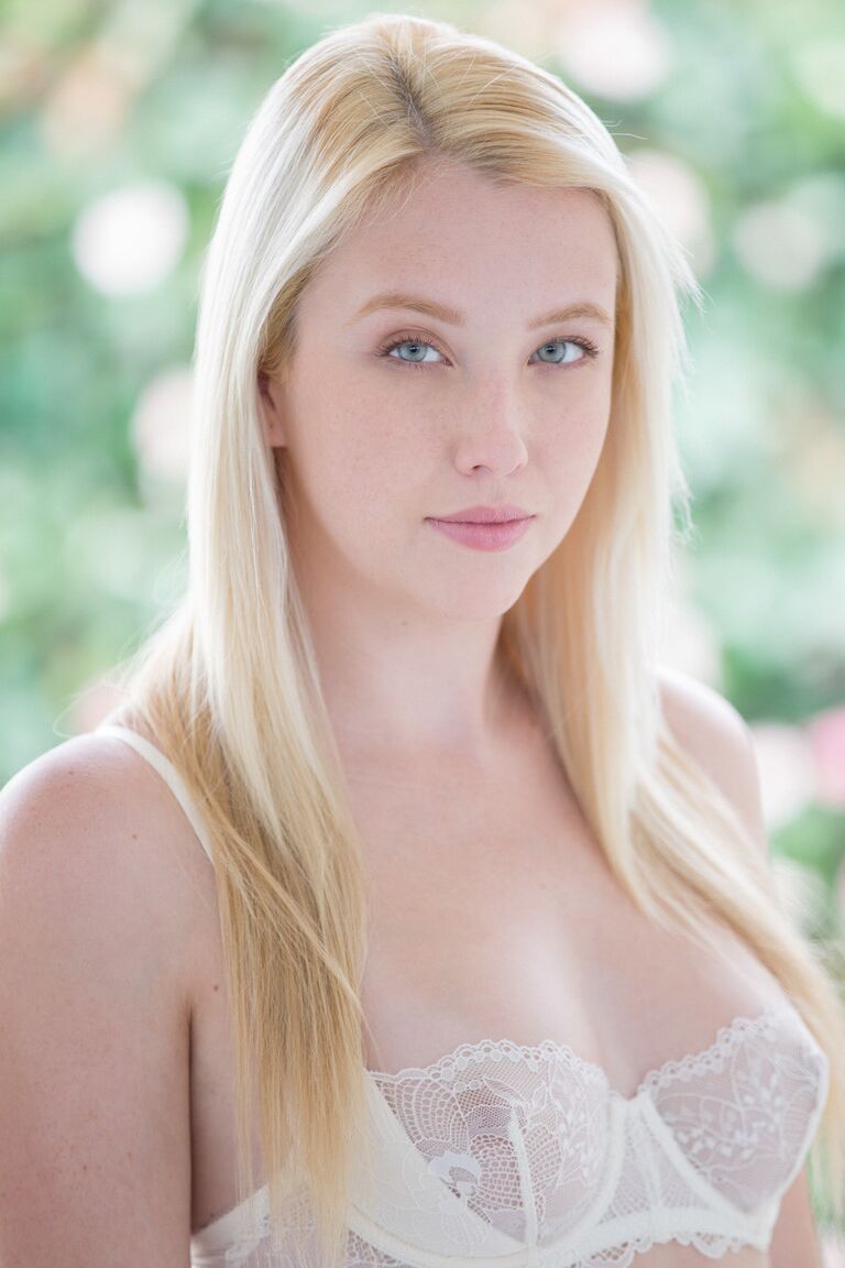 21P Hot MILF Cherie Deville e a loira sensual Samantha Rone compartilham um pau no ânus