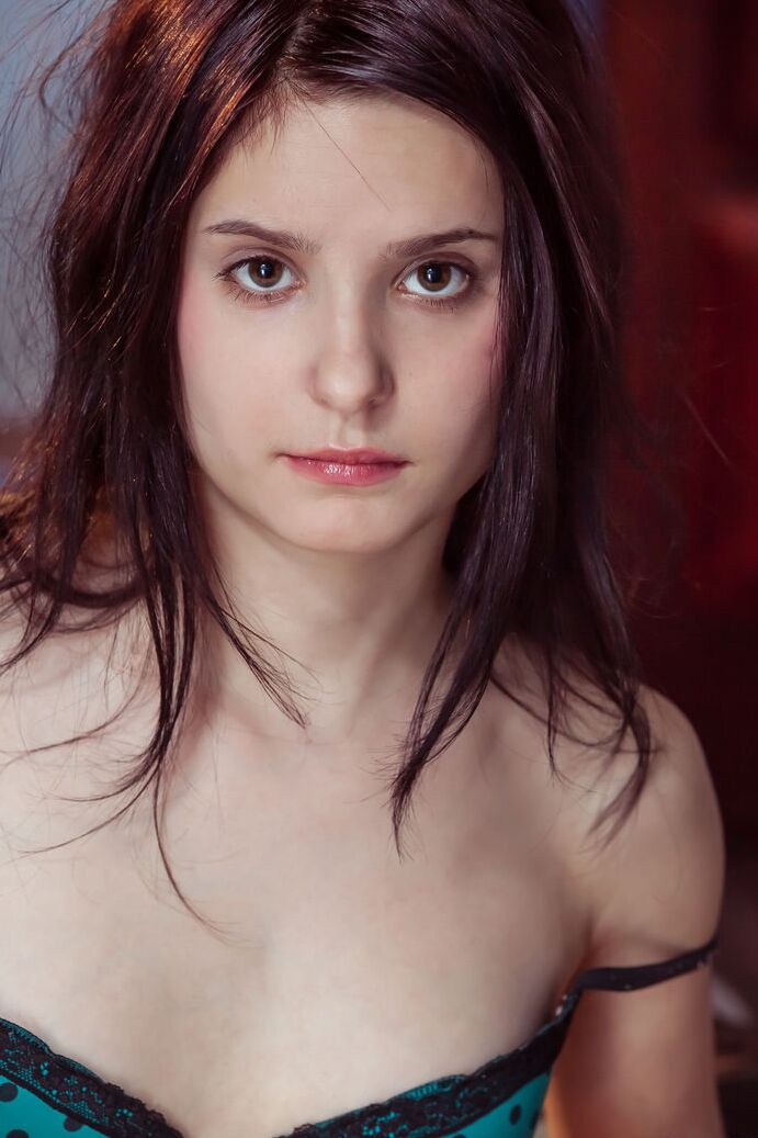 20P Petite adolescente enlève son soutien-gorge et ses sous-vêtements pour poser nue