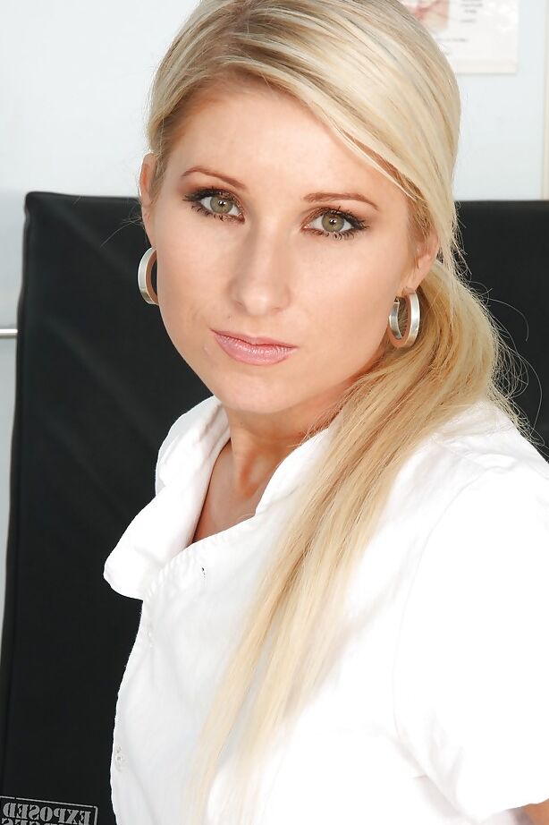 16P Unglaubliche Krankenschwester mit tollen Brüsten Vanessa Hell spielt mit Spielzeug