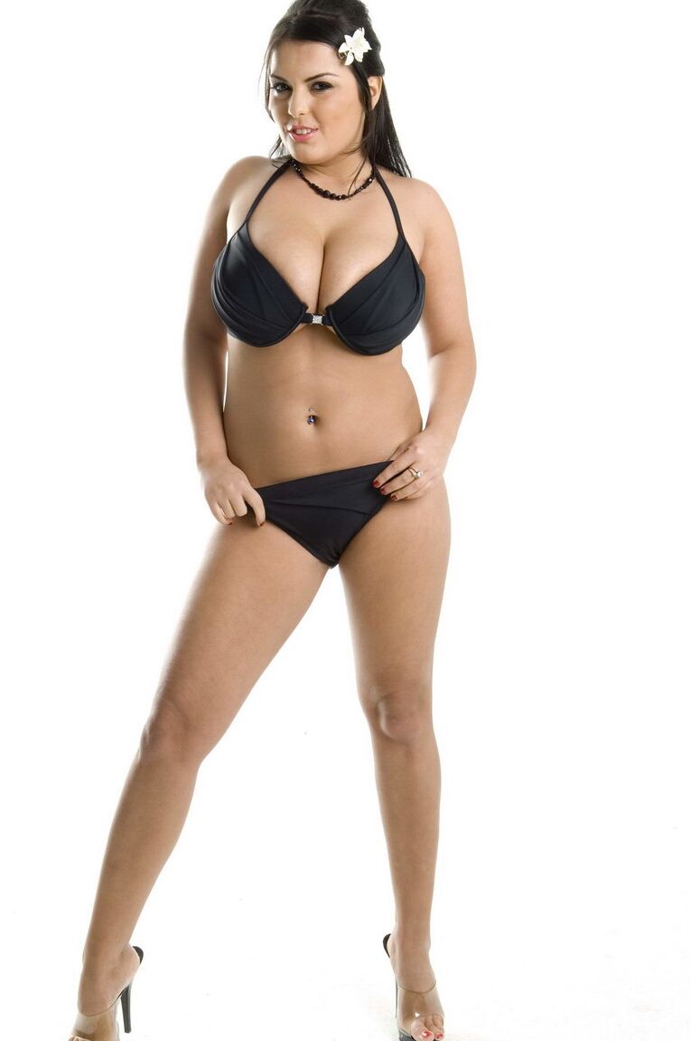 Die 21P gestapelte Brünette Jasmine Black reitet einen steinharten Schwanz im umgekehrten Cowgirl-Stil